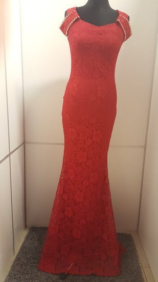Raudona gipiūrinė suknelė