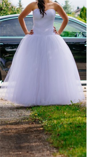 Ilga vestuvinė suknelė