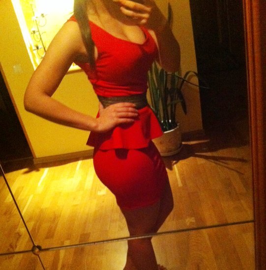 Raudona suknelė su dirželiu 