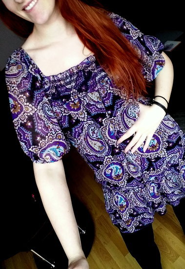 Marga violetinė suknelė