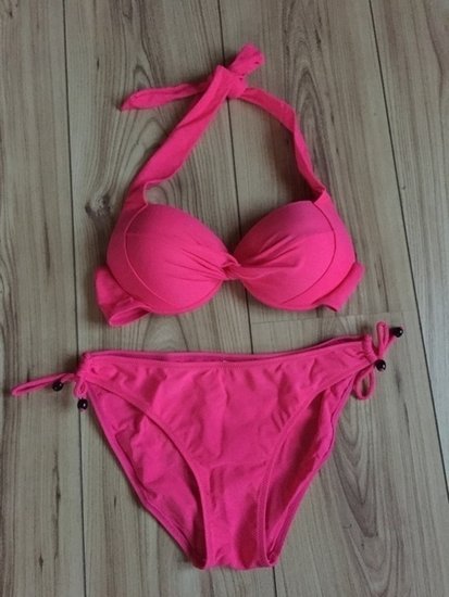 Ryškiai rožinis maudymosi kostiumėlis