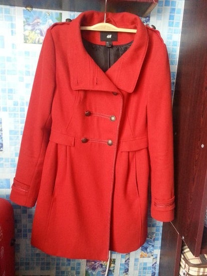 raudonas H&M paltukas