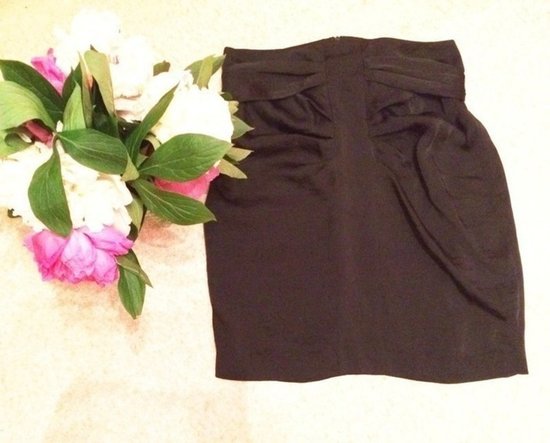  Klasikinis juodas sijonas