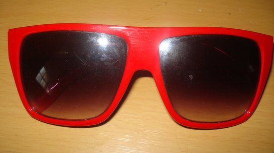 raudoni akiniai 