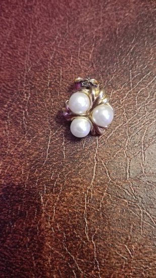 auksinis auskariukas su perlais