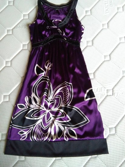 Violetinė suknelė su gėlės motyvais