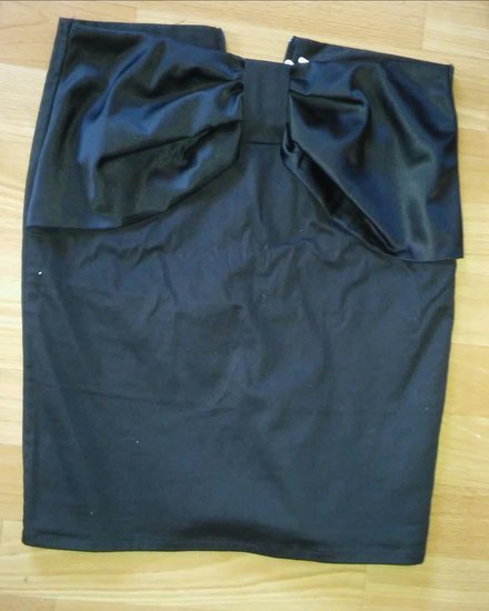 Juodas sijonas su kaspinėliu
