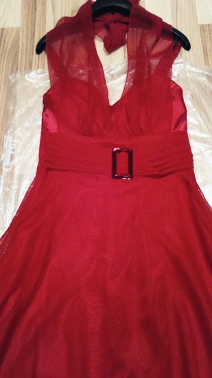 Raudona proginė vasarinė suknelė