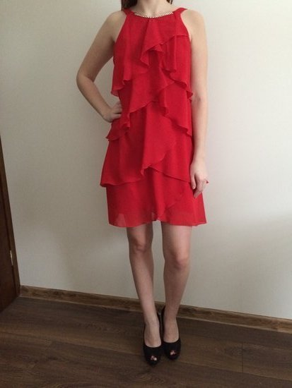 Raudona puošni suknelė