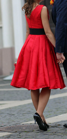 Ryškiai raudona suknelė