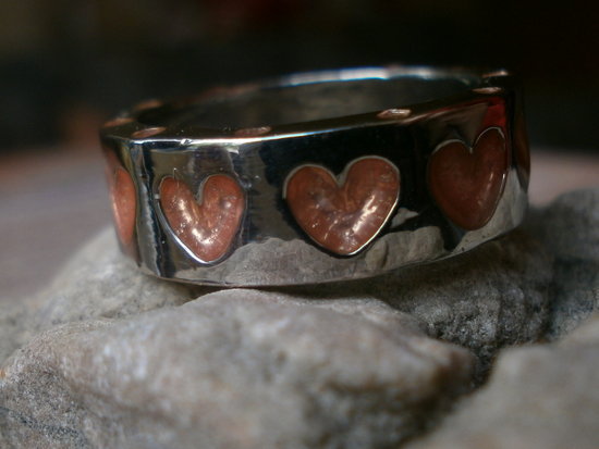 Širdelių ornamentais puoštas žiedas
