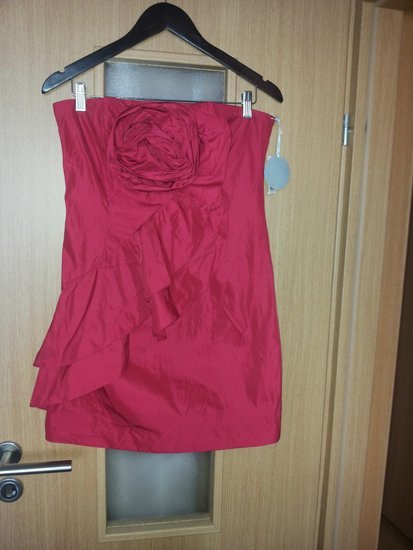 Raudona suknelė su rože