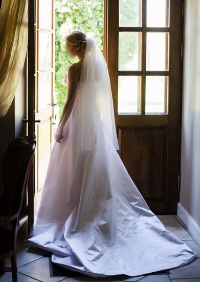 balta vestuvinė suknelė