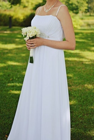 Balta ilga suknelė