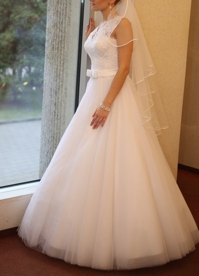 akinamai balta vestuvinė suknelė