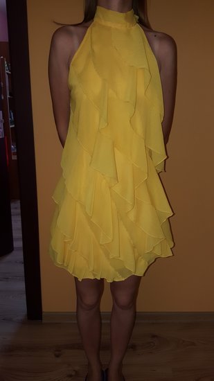 Geltona suknelė su garbanėlėmis