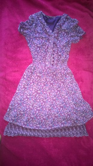Vaasrinė violetinė suknelė