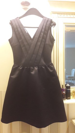 Kokteilinė juoda suknelė