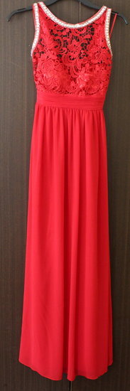 Raudona, ilga suknelė