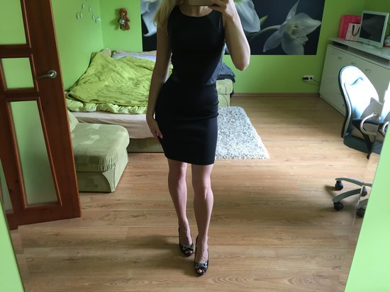 Aptempta juoda suknelė