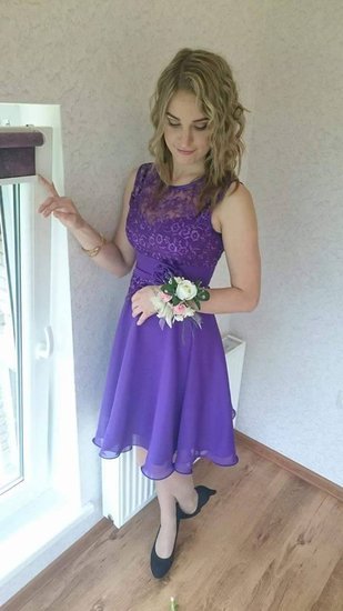 Violetinė suknele