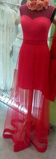 Išskirtine raudona suknele