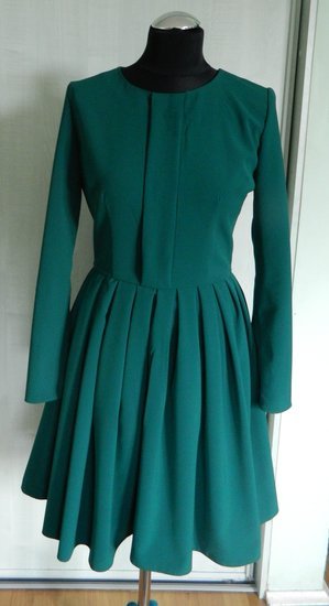 Siūta pagal užsakymą žalia klostuota suknelė