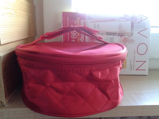 Raudono šilko kosmetinė-lagaminėlis iš Avon Anew