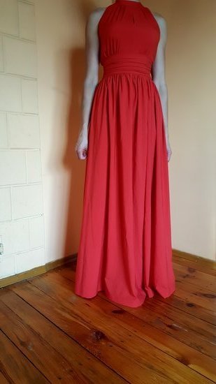 Raudona ilga suknelė