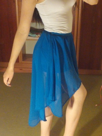 Ryškiai mėlynas trumpas sijonas