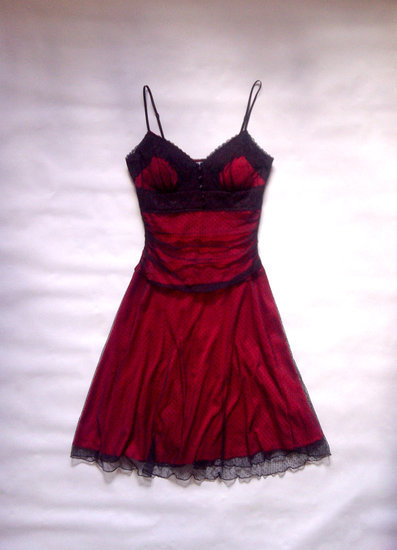 Raudona suknelė su juodais žirniukais