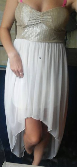 Žavinga krentanti balta suknelė