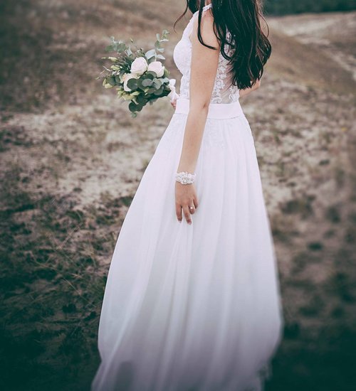 Vestuvinė šilko suknelė su tiulio detalėmis