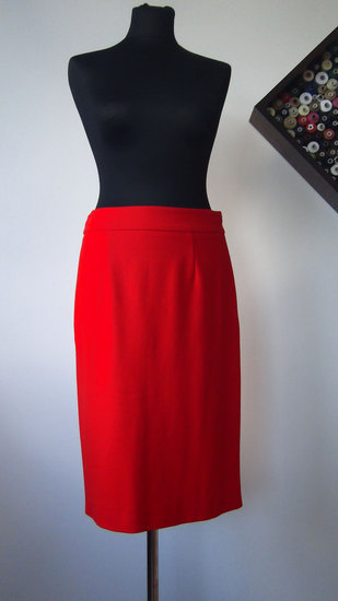 NAUJAS. Klasikinis raudonas sijonas
