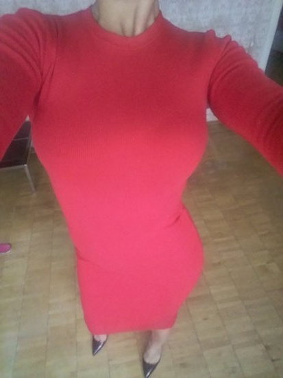 Raudona nereali suknele