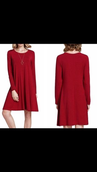 Raudona, trumpa, ilgomis rankovėmis suknele