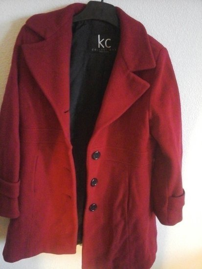 Gražus, raudonas paltas.