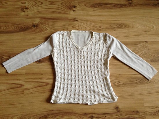 Baltas megztinis su puošniu priekiu