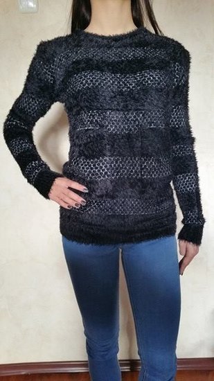 Juodos spalvos švelnus megztinis