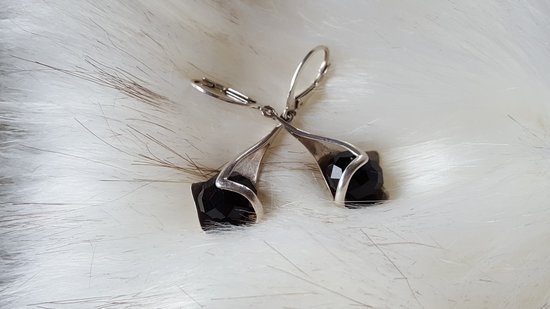 Sidabriniai auskariukai su juodu akmeniu