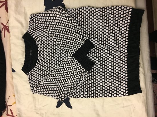 baltai juodas megztinis