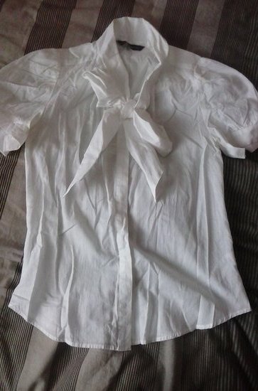 Balti, medvilniniai marškinėliai su kaspynu.