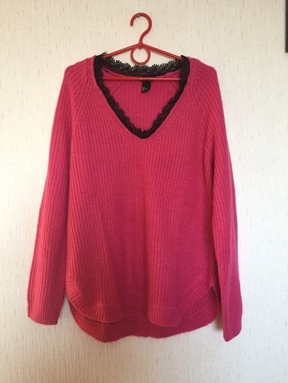 Ryškiai rožinis megztinis su nėriniais