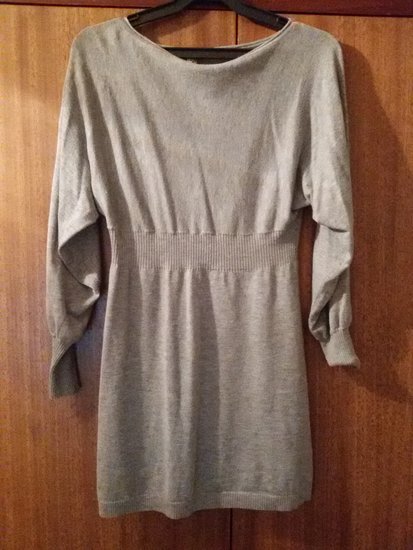 Pilka suknelė su laisvomis rankovėmis