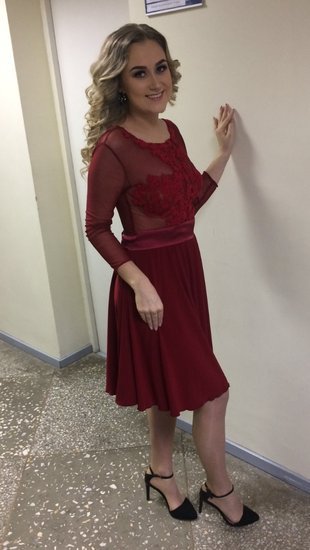 Puošni raudona suknelė