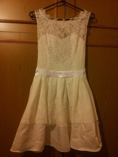 Balta dėvėta suknelė