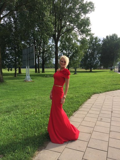 ilga raudona suknelė