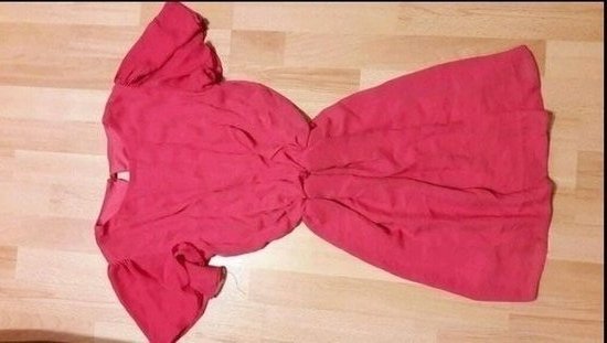 Rožinė suknelė su įdomiomis rankovėmis 