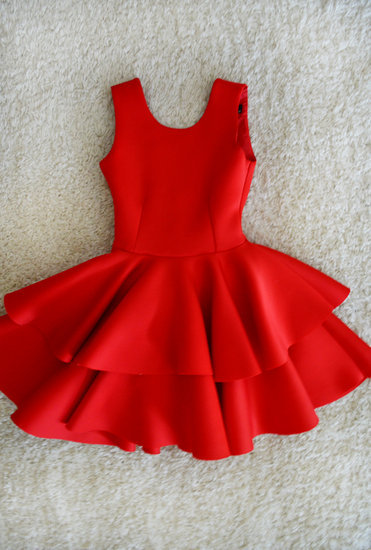 Raudona, išeiginė suknelė