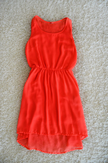 Raudona vasarinė suknelė